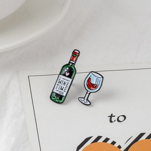 Spille smaltate bottiglia di vino rosso e bicchiere con incisione WINE TIME su carta