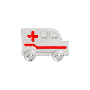 Gros plan d'une broche en forme d'ambulance avec croix rouge et finition argentée
