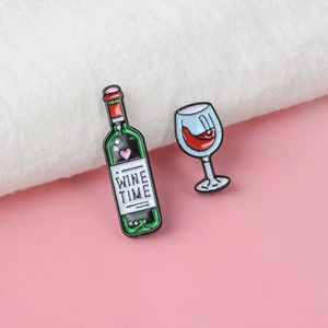 Set di spille smaltate a forma di bottiglia e calice di vino con scritta 'WINE TIME'