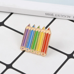 Broche crayon en émail coloré en alliage plaqué or avec cinq couleurs vives de l'arc-en-ciel