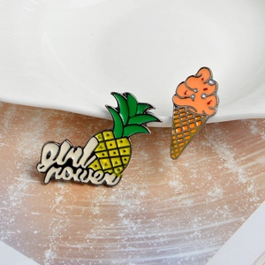 Set di spille in smalto con motivo ananas girl power e cono gelato arancione design