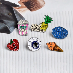 Set di spille smaltate a cartone animato con motivi pop art cervello e frutta su fondo