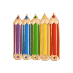 Broche en émail en forme de crayons colorés arc-en-ciel avec une finition dorée