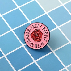Détail du pin's émaillé rose avec une rose rouge et citation Treat People With Kindness