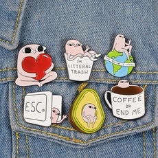 Vue détaillée de six épingles humoristiques en émail rose sur une poche de veste en jean