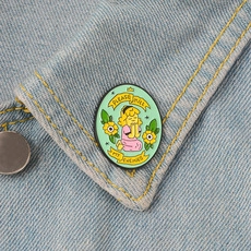 Detail der mintgrünen Emaille-Anstecknadel mit betendem Comic-Mädchen auf Jeans