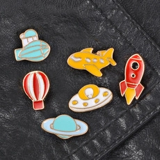 Lot de 6 pins en émail aux motifs de fusée, OVNI, avion et montgolfière multicolores
