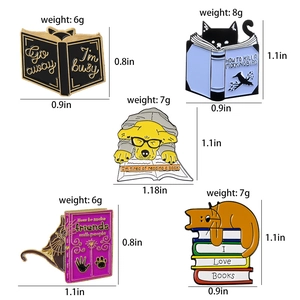 Lot de cinq pin'épinglettes en émail d'animaux mignons lisant des livres aux couleurs vives