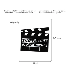 Vista dettagliata della spilla smaltata ciak cinematografico con dimensioni