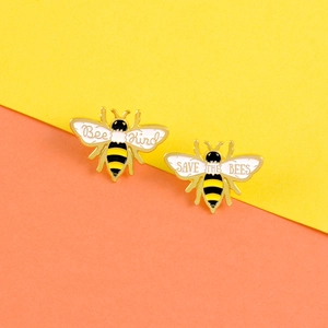 Vue détaillée des broches abeilles en émail avec slogans Bee Kind et Save The Bees