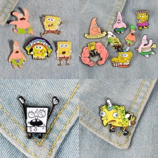 Dettaglio di spille smaltate SpongeBob e Patrick su tessuto denim con finitura laccata