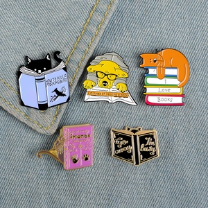 Broche en Émail de Dessin Animé Chat et Chien Lisant un Livre Badge de Revers en Alliage pour Sac à Dos et Vêtements d'Étudiant