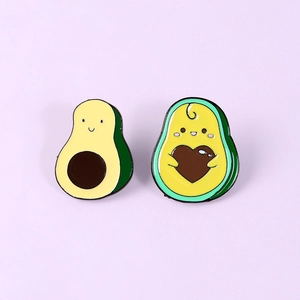 Vue détaillée de deux broches en émail avocat mignonnes avec cœur et visage cartoon