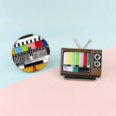 Détail de pins émaillés motif mire TV rétro montrant des rayures colorées et de l'alliage