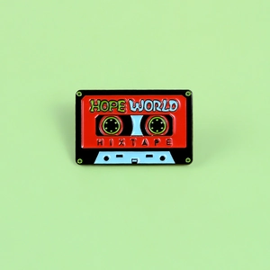 Détail du pin's émaillé vintage en forme de cassette avec gravure Hope World