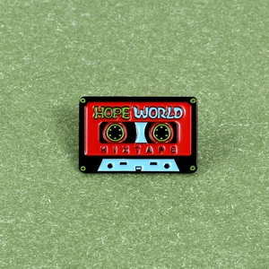 Gros plan sur l'épingle émaillée Hope World au design vintage de cassette colorée