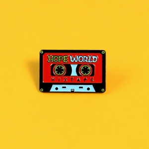 Détail macro du pin's émaillé vintage en forme de cassette Hope World et Hixtape