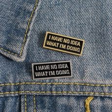 Pins en émail amusants sur veste en jean avec citation I HAVE NO IDEA WHAT I'M DOING