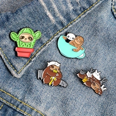 Gros plan détaillé de pin's en émail paresseux mignons sur un tissu en jean bleu