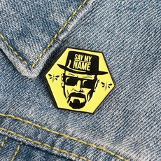 Gros plan du badge émaillé jaune Breaking Bad avec portrait sur tissu en jean