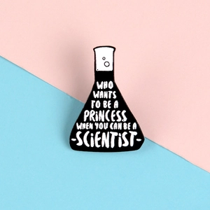 Broche en émail créative en forme de bécher avec citation sur fond bicolore pastel