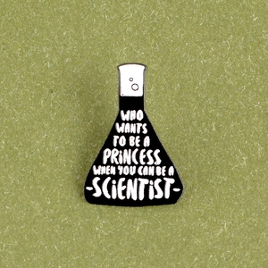 Spilla in smalto a forma di beuta con scritta Who Wants To Be A Princess When You Can Be A Scientist