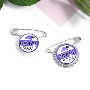 Creatieve druivensoda flesdop spelden met druivenillustratie en vintage belettering