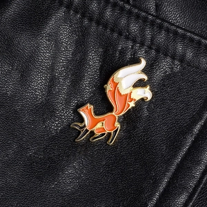 Broche créative en émail renard à neuf queues avec étoiles dorées sur cuir noir texturé