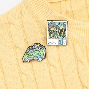 Outdoor Natur Emaille Pins mit Schneeberg und Fluss Designs auf einem Strickpullover