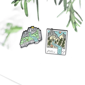 Outdoor Wander-Emaille-Pins Set mit Bergen, Fluss Buch und Polaroid Wald Motiven
