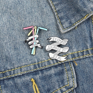 Lot de pins en émail écologiques thème Save the Earth sur une veste en jean bleu foncé