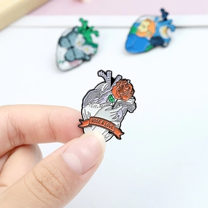 Broche cœur en émail avec rose rouge et ruban, accessoire épinglette artistique chic