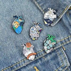 Lot de pins cœur anatomiques en émail avec motifs océan et fleurs sur jean