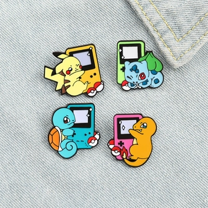 Set di spille in smalto console per videogiochi Pokemon con Pikachu e Squirtle su denim