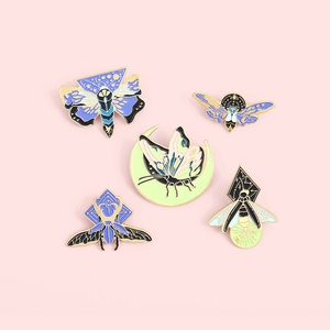 Lot de 5 broches en émail dessin animé d'insectes, papillons et lunes avec bord doré