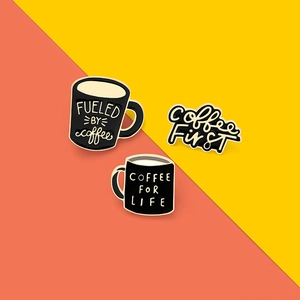 Set di tre spille in smalto a tema caffè con finitura nera e dettagli di tipografia