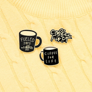 Set di 3 spille smaltate tema caffè con slogan su maglione a maglia gialla calda