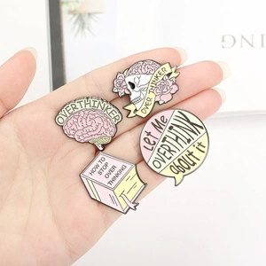 Set de broches émaillées Overthinker avec crâne rose et motifs de livres