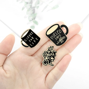 Set di tre spille smaltate nere e oro con scritte a tema caffè Coffee For Life