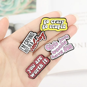 Lot de quatre broches en émail coloré avec citations pour sacs et accessoires de vêtements