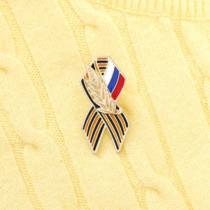 Détail de broche ruban drapeau russe avec épi de blé doré sur maille