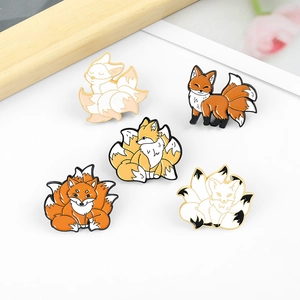 Lot de cinq broches en émail en forme de renard à neuf queues aux couleurs variées