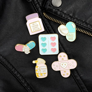 Détail de six pins en émail thème médical sur veste en cuir avec designs de pilule chill