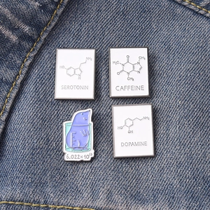 Set di Spille Smaltate di Scienza e Chimica Struttura Molecolare di Caffeina Dopamina Serotonina Spilla in Lega per Zaino Accessori
