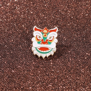 Nahaufnahme der chinesischen Löwentanz-Emaille-Brosche mit Goldbeschichtung