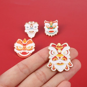Traditionelle chinesische Löwentanz-Emaille-Anstecknadeln im Set in Rot und Gold