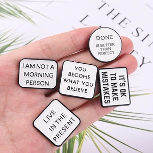 Broche en Alliage Émail Minimaliste pour Femmes Hommes Badge Imprimé de Lettres Anglaises Inspirantes pour Sac à Dos Vêtements