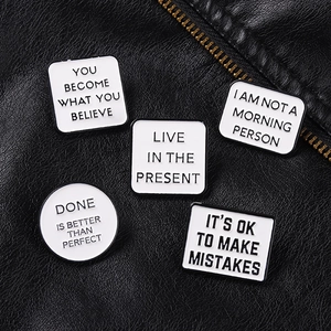 Lot de 5 broches en émail noir et blanc avec citations inspirantes sur veste en cuir
