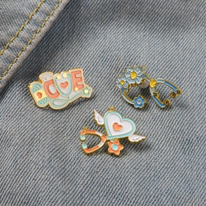 Dreiteiliges medizinisches Emaille-Anstecknadel-Set mit Stethoskop- und Herzformen auf Denim