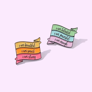 Lot de deux pins bannière en émail avec citations inspirantes et couleurs vives